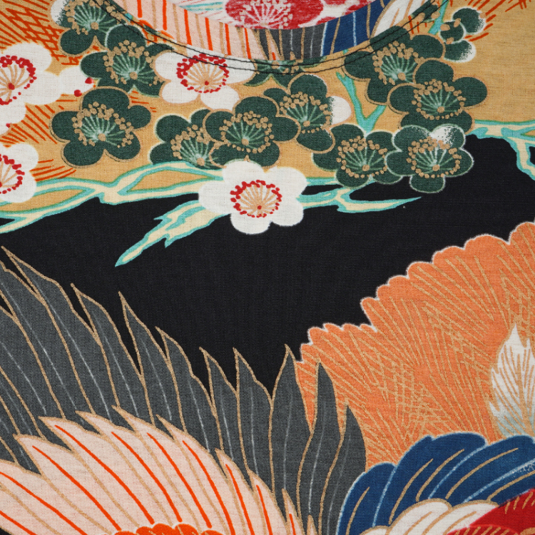 (あ694)珍品‼️縮緬 型染めアンティーク振袖㊗️青海波 鶴 松柄扇 鼓 ✨ 和柄 半袖Tシャツ ＜百年の鶴/黒橙＞ | 京友禅アロハシャツ【Pagong