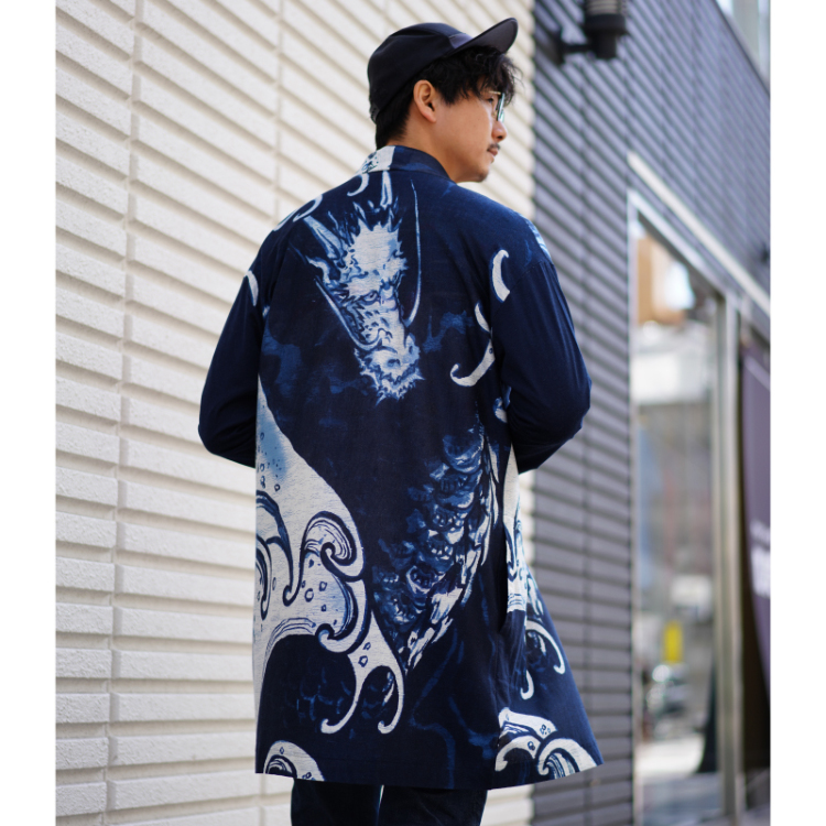 R4367 Pagong 和柄長袖ロングカーディガン 羽織り ブルー系 京町絵師 冬奇 セミロングカーディガン ＜波に龍/紺＞ | 京友禅