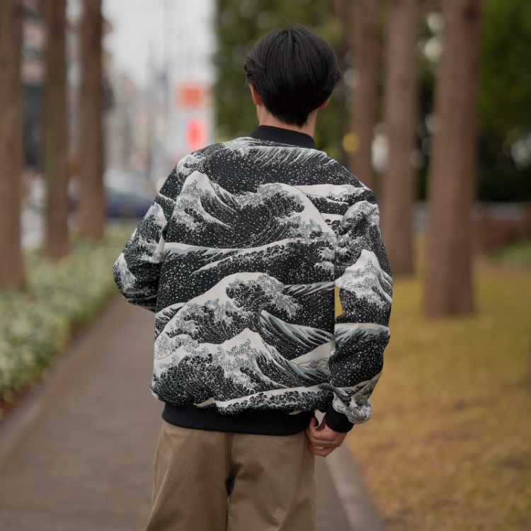 葛飾北斎 リバーシブルブルゾン ＜甲州石班澤×大波/濃紺＞ | 京友禅